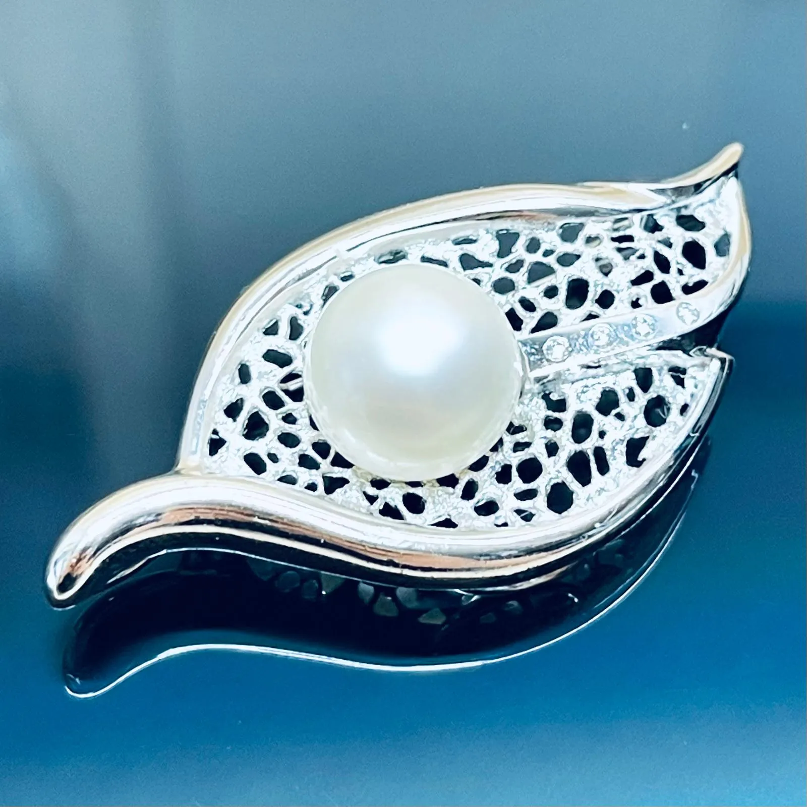 18KWG PEARL=10MM, D4=0.04CT Pendant / Brooch